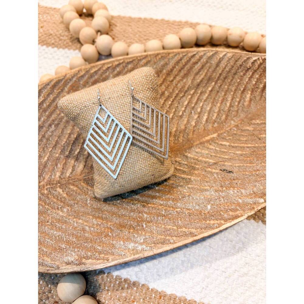 NEW SOUTHERN SEOUL women's cutout diamond shaped earrings in silver